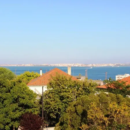 Terrace Overlooking The Tagus River - Spacious And Modern Appartement
